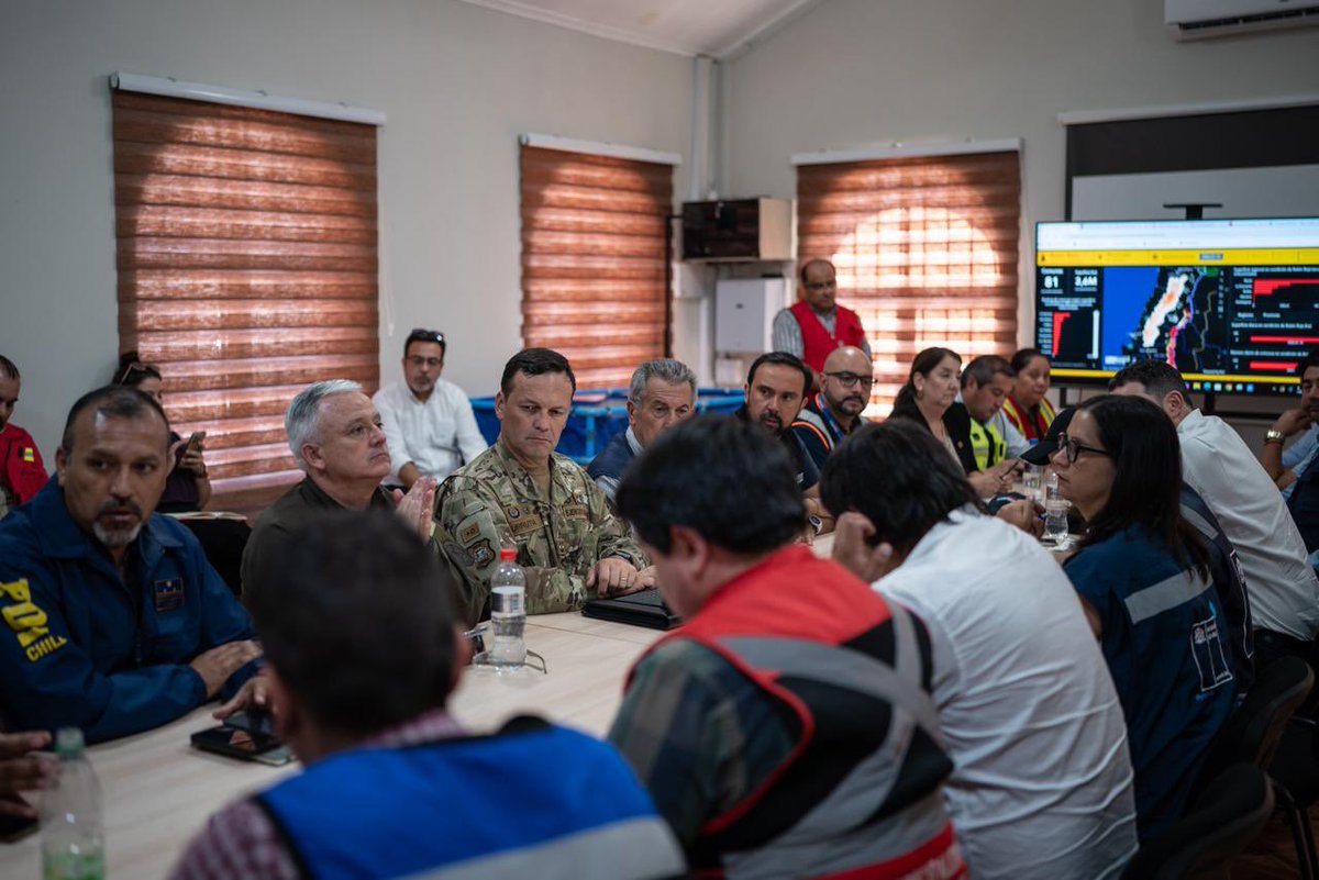 GabrielBoric's tweet image. Tal como ayer estuve en la Región del Biobío, esta tarde he venido a la Región de Ñuble, para encabezar una reunión de coordinación del despliegue y entrega de ayudas para los afectados por los incendios forestales. 

Junto a la ministra de Agricultura, Ignacia Fernández, a quien…