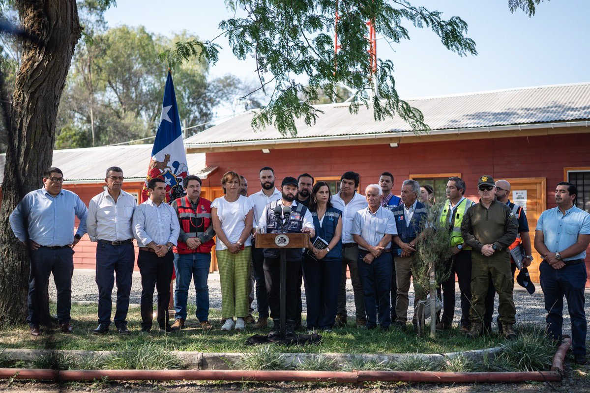 GabrielBoric's tweet image. Tal como ayer estuve en la Región del Biobío, esta tarde he venido a la Región de Ñuble, para encabezar una reunión de coordinación del despliegue y entrega de ayudas para los afectados por los incendios forestales. 

Junto a la ministra de Agricultura, Ignacia Fernández, a quien…