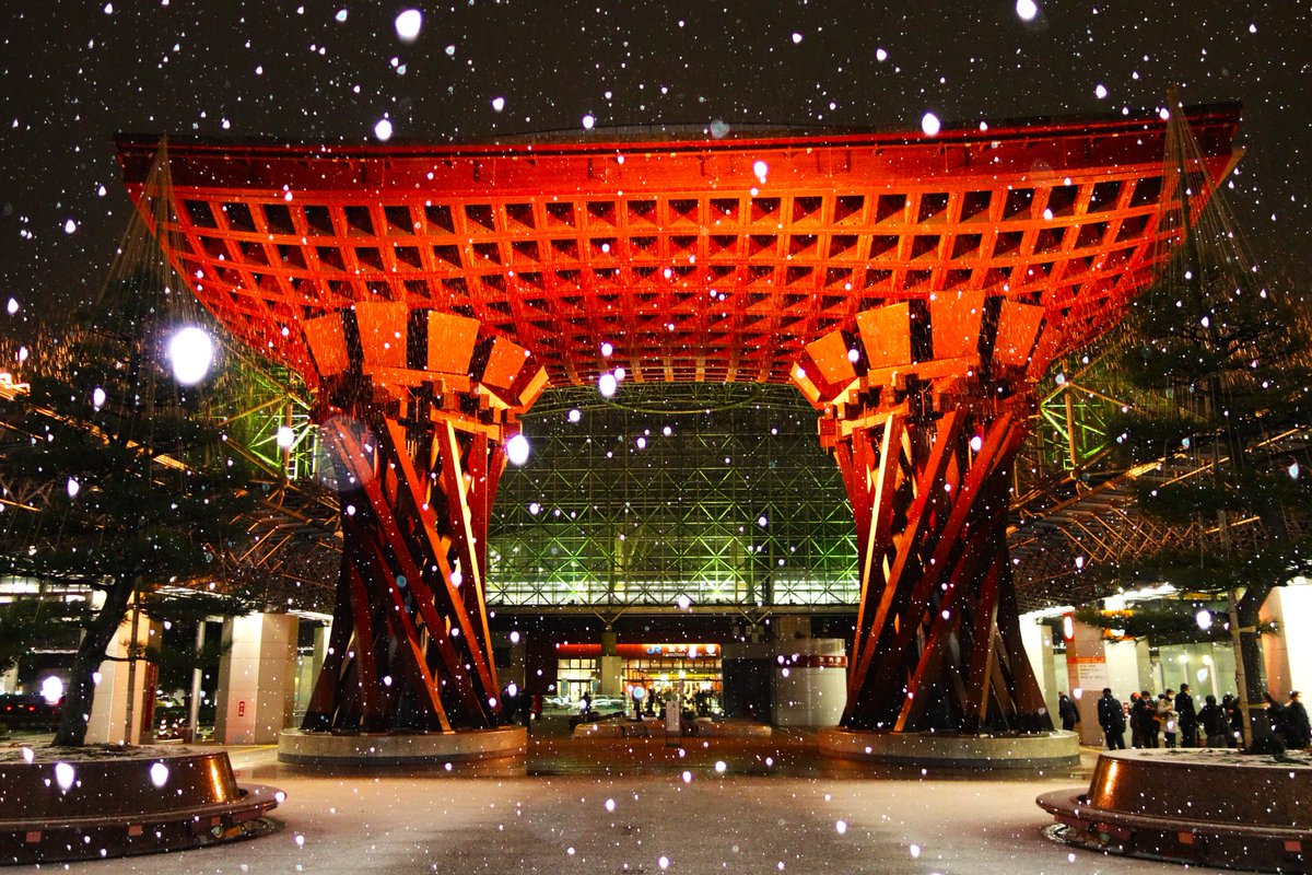 金沢駅

金沢は今夜から雪に☃
大雪に備えて早く帰ろう（帰りたい）