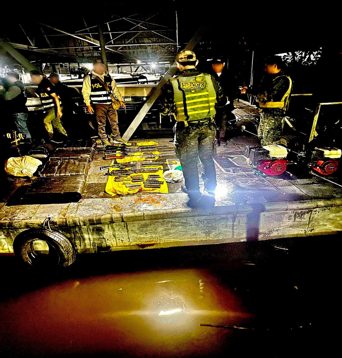 MGP_DICAPI's tweet image. Durante el operativo “Maquina I“ realizado en aguas del rio Amazonas, provincia de Maynas, la Jefatura de distrito de Capitanías 5 con apoyo del personal de la Capitanía de Puerto de Iquitos, Unidad de control fluvial Rio Tamshiyacu. acortar.link/iAQGTl