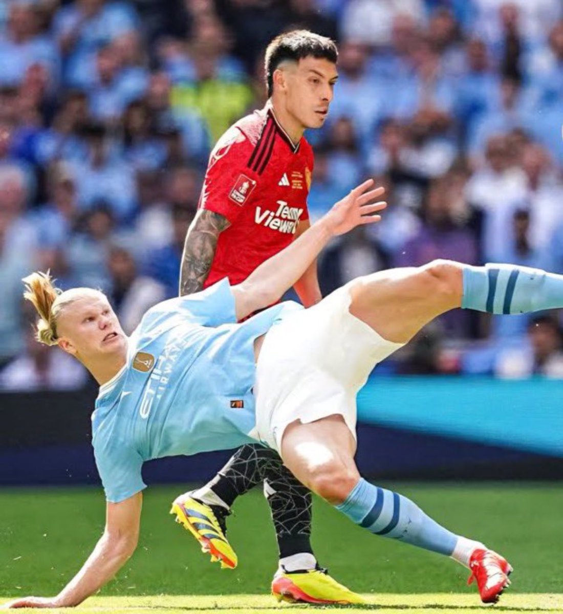 9Aziz_r's tweet image. بعيداً عن اصاباته الطويله 

لكن كمستوى و اداء و جوده لاعب والله اشوف مارتينيز افضل مدافع بالبريميرليغ آخر ثلاث سنوات