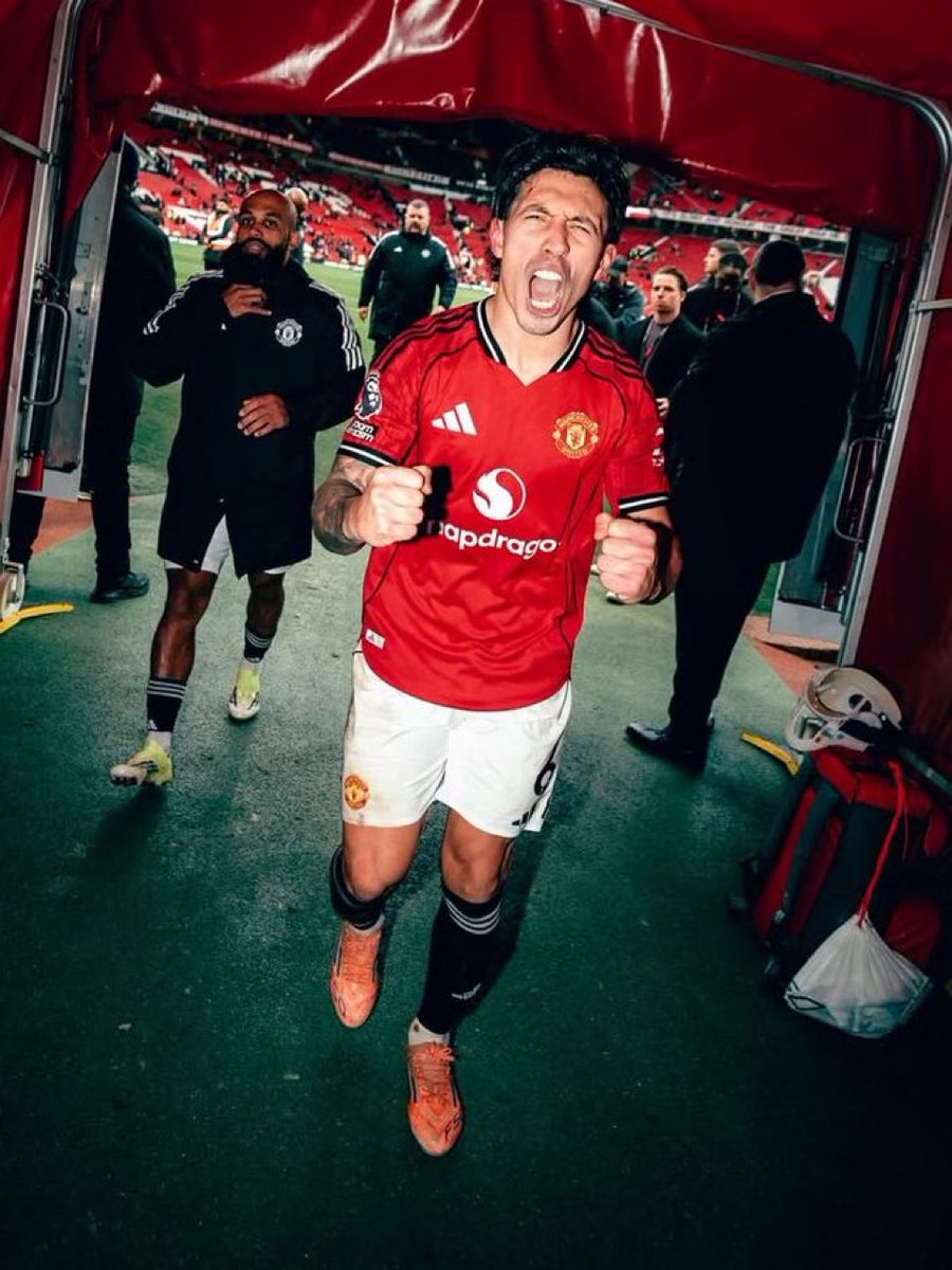 9Aziz_r's tweet image. بعيداً عن اصاباته الطويله 

لكن كمستوى و اداء و جوده لاعب والله اشوف مارتينيز افضل مدافع بالبريميرليغ آخر ثلاث سنوات