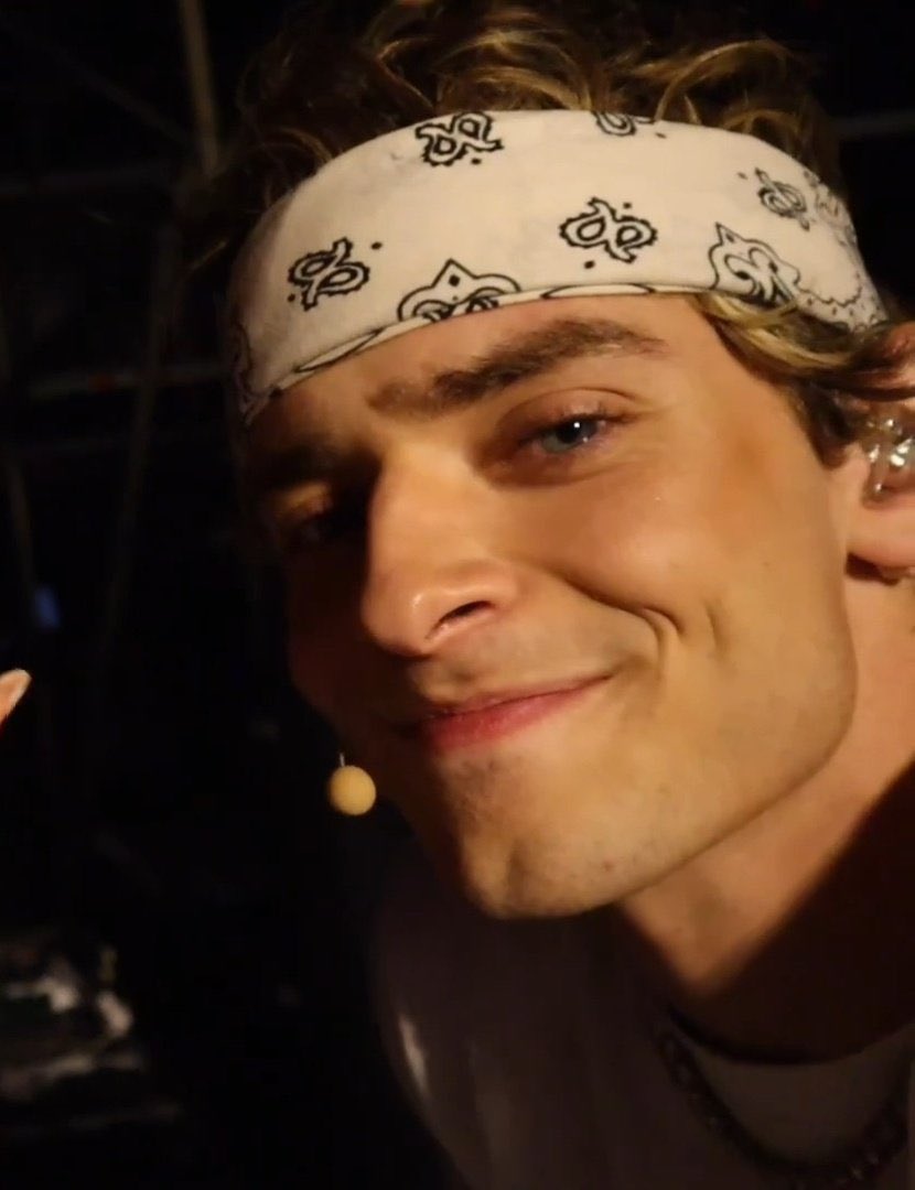 os olhinhos marejados pq era a última tour dele como membro do NU 🥺