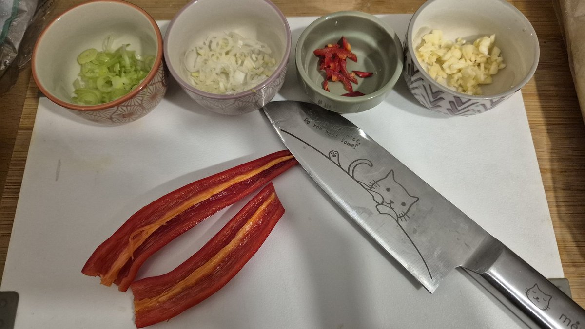 Athemis_'s tweet photo. Je cuisine une recette avec du piment et ils précisent de doser le piment selon nos goûts. Je décide donc de goûter un petit bout de celui-ci pour savoir à quel point il est épiCÉTAITPASUNEBONNEIDÉEEE
🥵😭 https://t.co/o1B0HukbsM