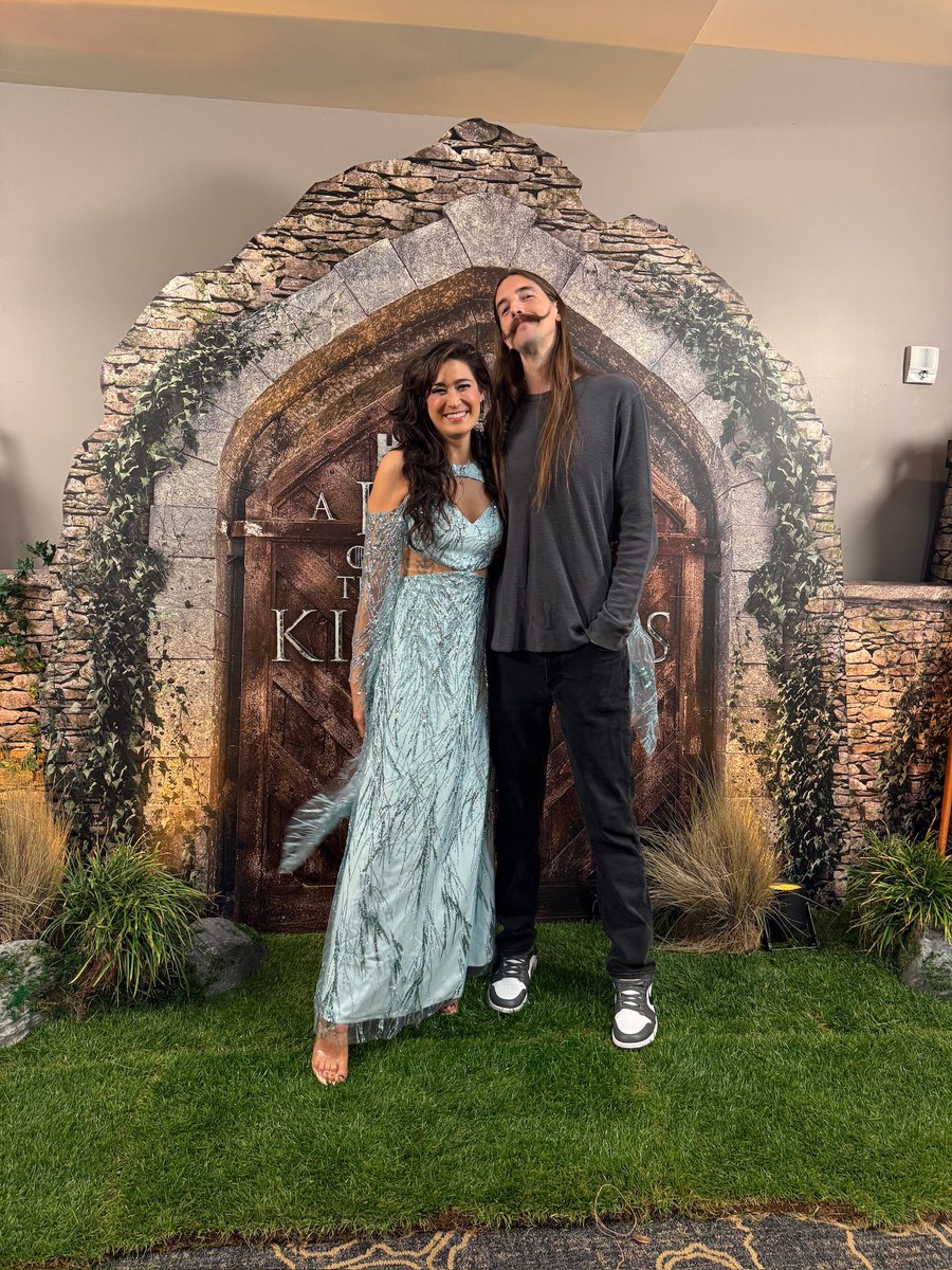 JackiJing's tweet photo. A Knight of the Seven Kingdoms IS SO FUNNNY and INSANE!? Thank you @GameOfThrones @HBO #gameofthrones for inviting me and SER DUSTIN THE TALL to this special screening! Ser Dustin the Tall actually won the #knightchallenge !? https://t.co/j78cIqh9DD