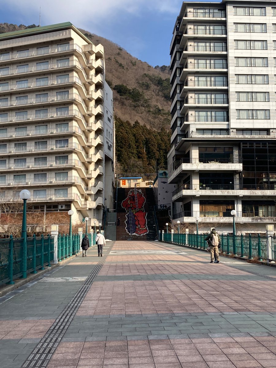 Ratty2099's tweet photo. 日光から20キロほど北東の鬼怒川温泉で素泊まり
北側エリアの隣駅まで歩いて散策して脚が筋肉痛に…
バブル期の夢の跡を堪能したのでもう帰ろう https://t.co/sh3D3wQwBa