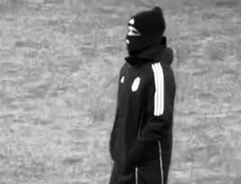 çatılmış kaşlarınla kime düşman gibisin
gözünde yaşlarınla belli pişman gibisin
nazar mı değdi bize
düştük bu hale neden
kaderimiz böyleymiş 
ayrıldık istemeden