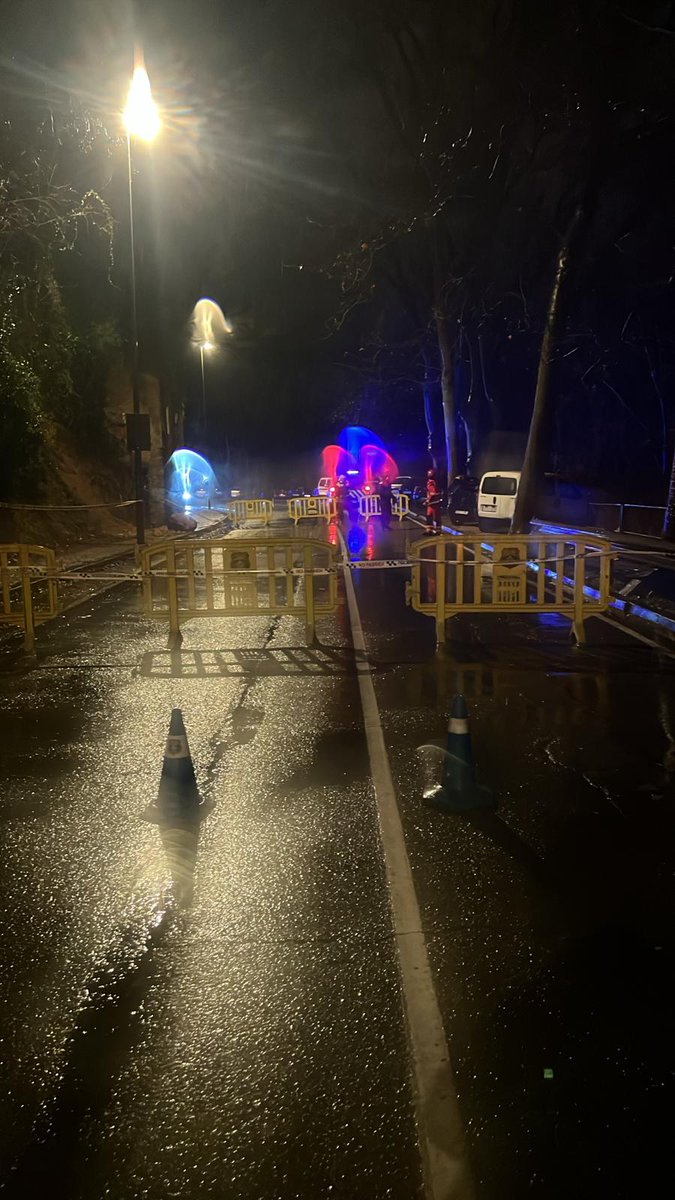Girona_Cat's tweet photo. ❌🚘 L'Ajuntament ha tallat la circulació de vehicles a l'entrada de la ciutat pel carrer del Carme a causa d'un desprendiment de terra. 

🚔 Policia i bombers hi estan treballant.

💧 Se segueix atent a la pluja i al cabal dels rius de la ciutat. https://t.co/alOC336Smz