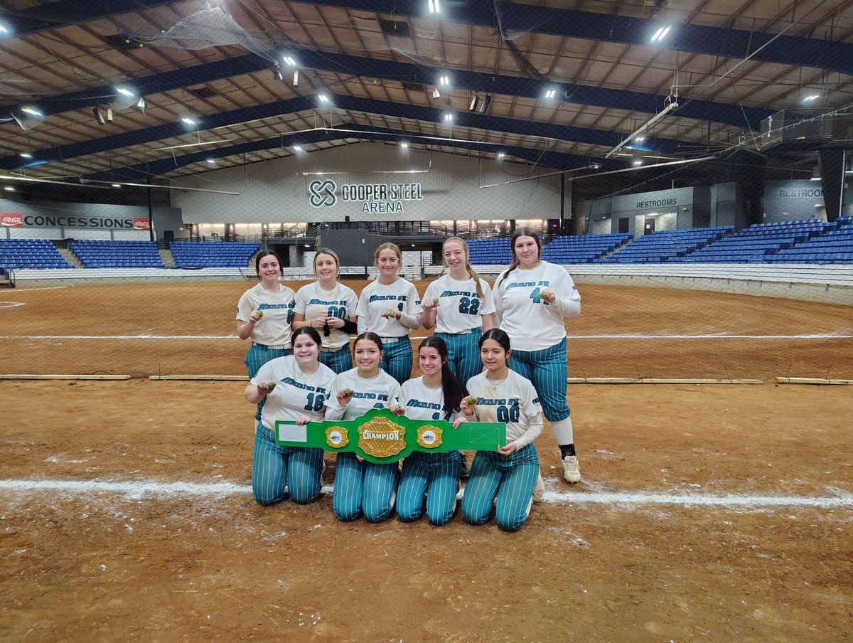 EMessmann50's tweet photo. It was a great day on the dirt yesterday as we finished up the indoor season. We fought hard together and came out on top.  @Mizuno_Johnson @mmidnight1000 @SBRRetweets https://t.co/2wzuCCIu7G