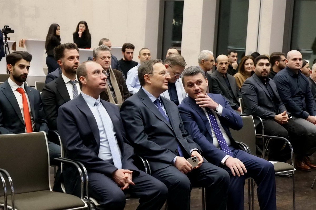 TC_BerlinBE's tweet image. Azerbaycan’ın Berlin Büyükelçisi Sayın Nesimi Ağayev evsahipliğinde düzenlenen anma etkinliği kapsamında 20 Ocak 1990'da bağımsızlık uğruna şehit düşen Kardeş Azerbaycan'ın kahramanlarını saygı ve rahmetle yad ettik. 🇹🇷🇦🇿