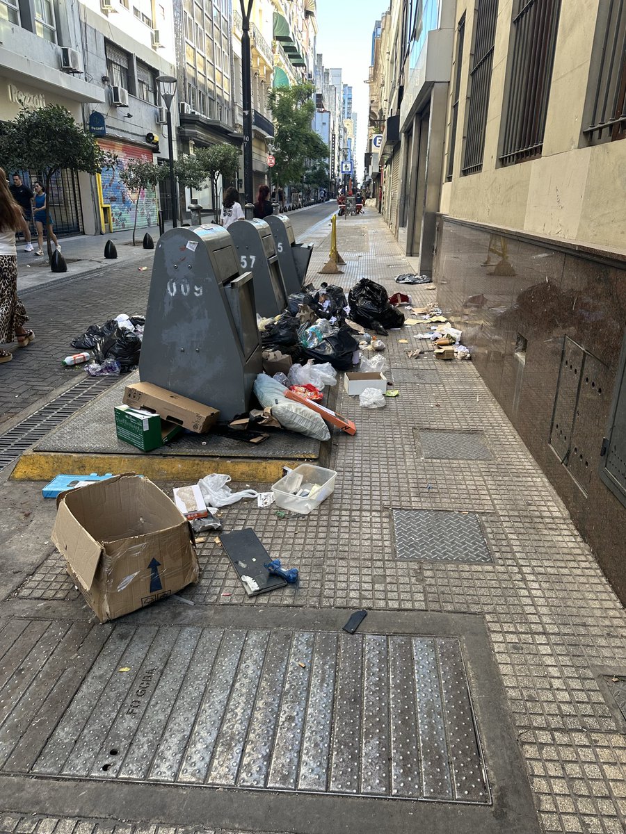 flororellanob's tweet image. Maipú y Viamonte, pleno microcentro. 
Un asco todo 
@AguanteCerebro @jorgemacri