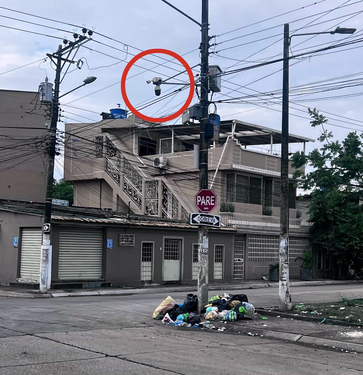 Desde la Mz. 83 nos llega esta "novedad", es cotidiano realmente, lo preocupante es que es otro caso de sectores en los que sacan la basura fuera de horario, lo crítico es que cerca hay un cuerpo de cámaras de seguridad y nadie ve a los infractores. Quién administra esas cámaras?