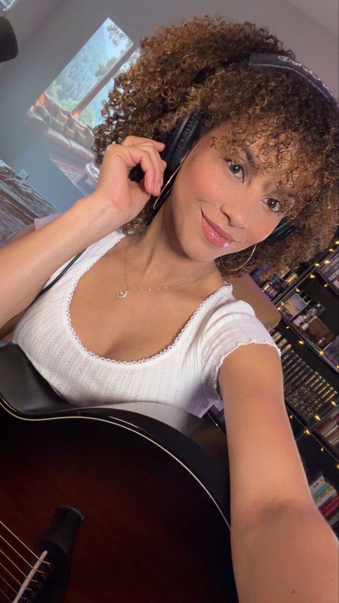 music streaminnn 

linktr.ee/laurenfreemusic