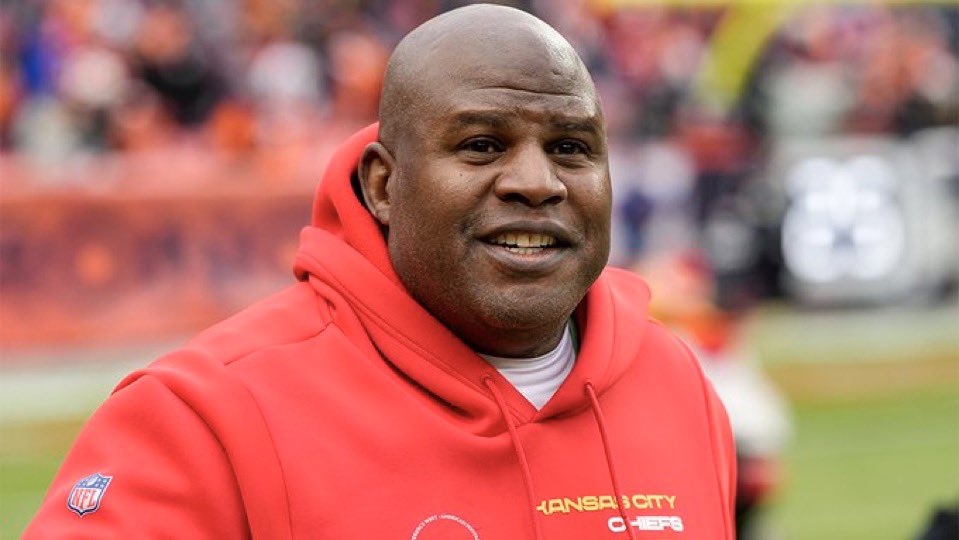 TomPelissero's tweet image. Reunion: All signs are pointing towards Eric Bieniemy returning to the Chiefs as their offensive coordinator, sources say. 

With Matt Nagy out of contract and in the head coaching mix, Kansas City plans to bring back Bieniemy, a valued member of Andy Reid’s staff from 2013-22.