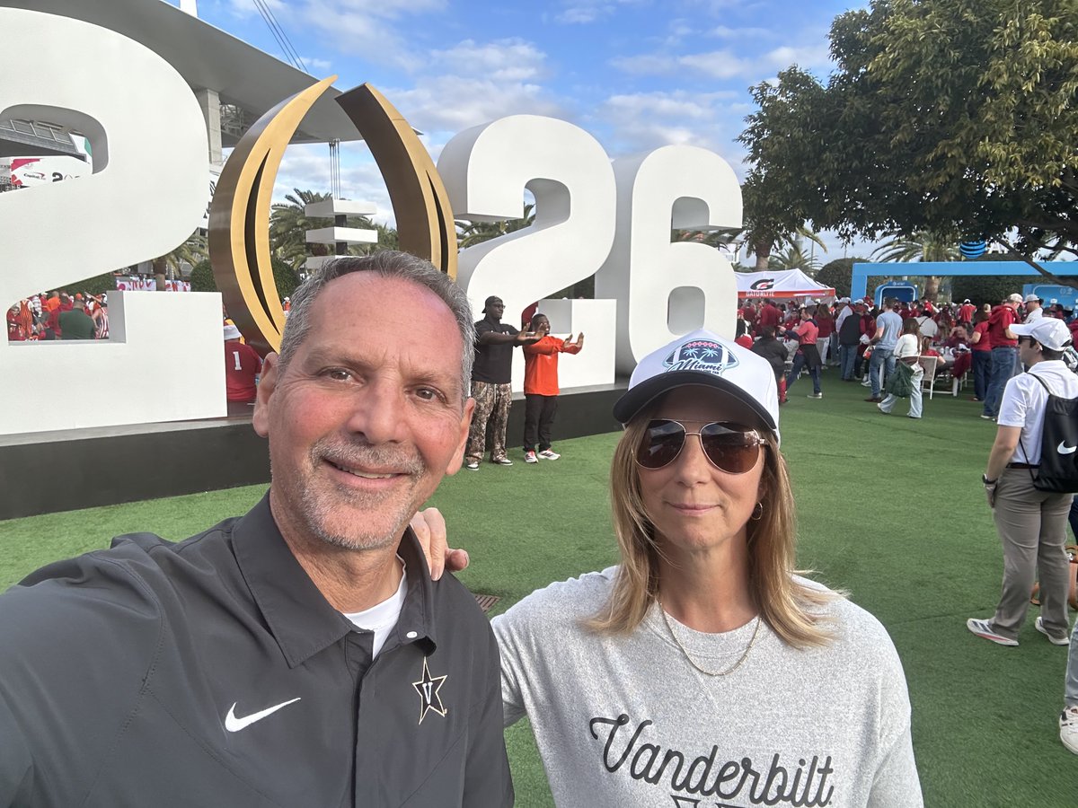garyn6468's tweet photo. Repping the Dores at the Natty. ⚓️⬇️ https://t.co/TH9Lmx86tM