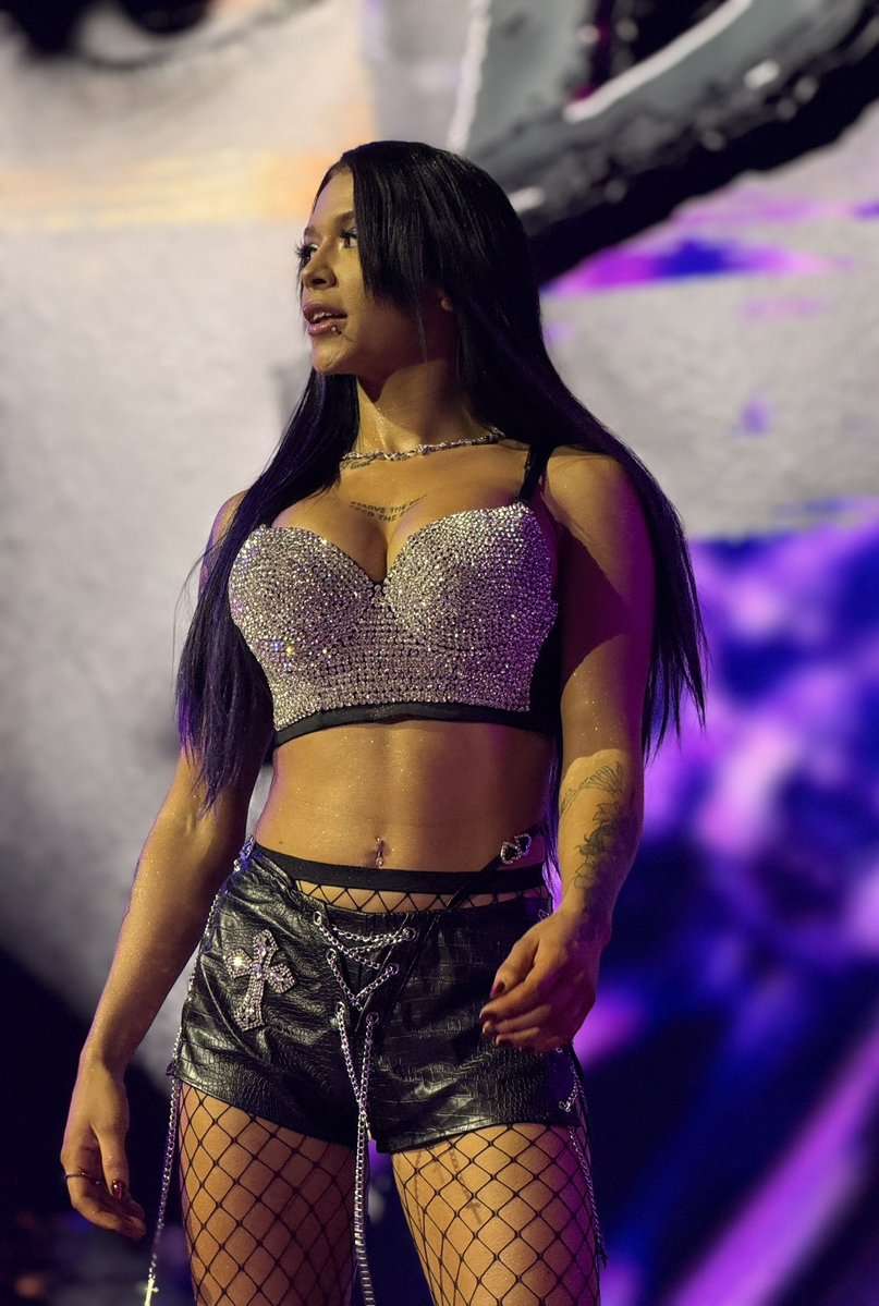 ElaynaBlack's tweet image. Pass me the torch