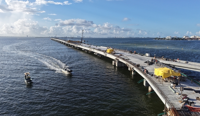 La entrega del Puente Nichupté, la obra vial proyectada para conectar el centro de Cancún con la zona hotelera sobre la laguna, sufrió otro retraso significativo y su costo se ha disparado hasta casi 10 mil millones de pesos, casi el doble de lo estimado al inicio del proyecto.