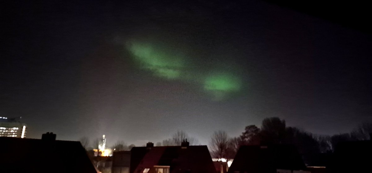 PrimaSaima's tweet photo. #Noorderlicht Om 22.19u maakte ik deze foto vanuit mijn zolderraam in Arnhem. Was met blote oog te zien! Foto ook gewoon met gsm zonder bepaalde instellingen gemaakt. 

Onze zoon zag in Zeist exact dezelfde 'groene wolk'. @weeronline @BuienRadarNL @KNMI @OmroepGLD https://t.co/9KIuqmqVtV