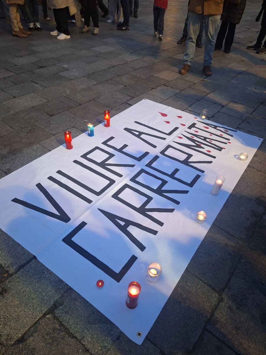 Tarda de reivindicacions a la Plaça de la Vila amb una societat civil viva i forta.

30 mesos d'una majoria absoluta que ha fet molt circ però poca transformació (i en temes com el sensellarisme fins i tot involució). #BadalonaMereixMés