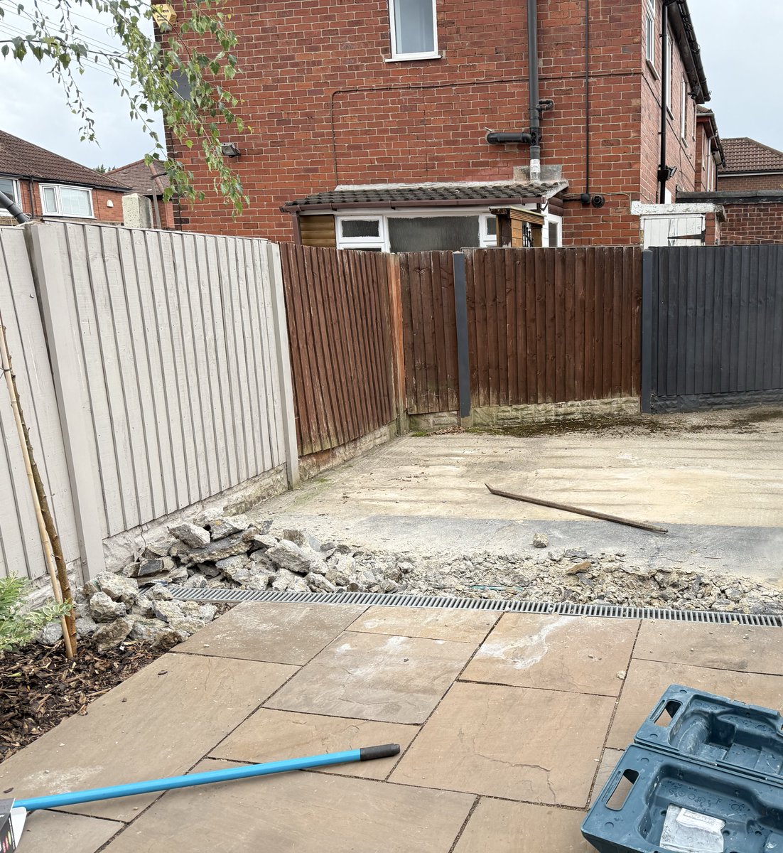 NathsGarden's tweet photo. Once the summerhouse/shed had been removed it revealed a large area of thick concrete! All of which had to be removed

Safe to say it kept us busy for a bit! https://t.co/KsKgLNZxIc