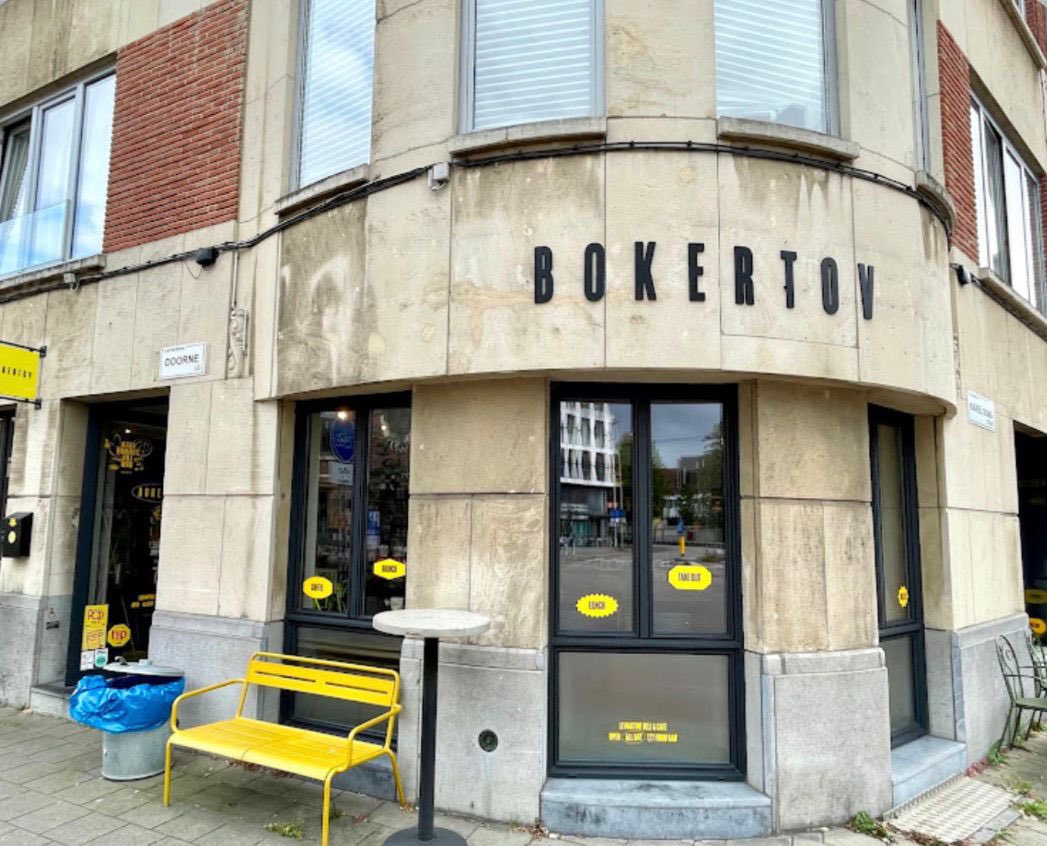 Der dunkle Antisemitismus ist zurück.

Eine in Antwerpen ansässige israelische Gastro-Kette namens „BokerTov“, schließt ihr letztes Restaurant in Belgien und meldet Insolvenz an – nach anhaltenden Hass-, Belästigungs- und Boykottkampagnen.

Zeitweise berichteten die Eigentümer,