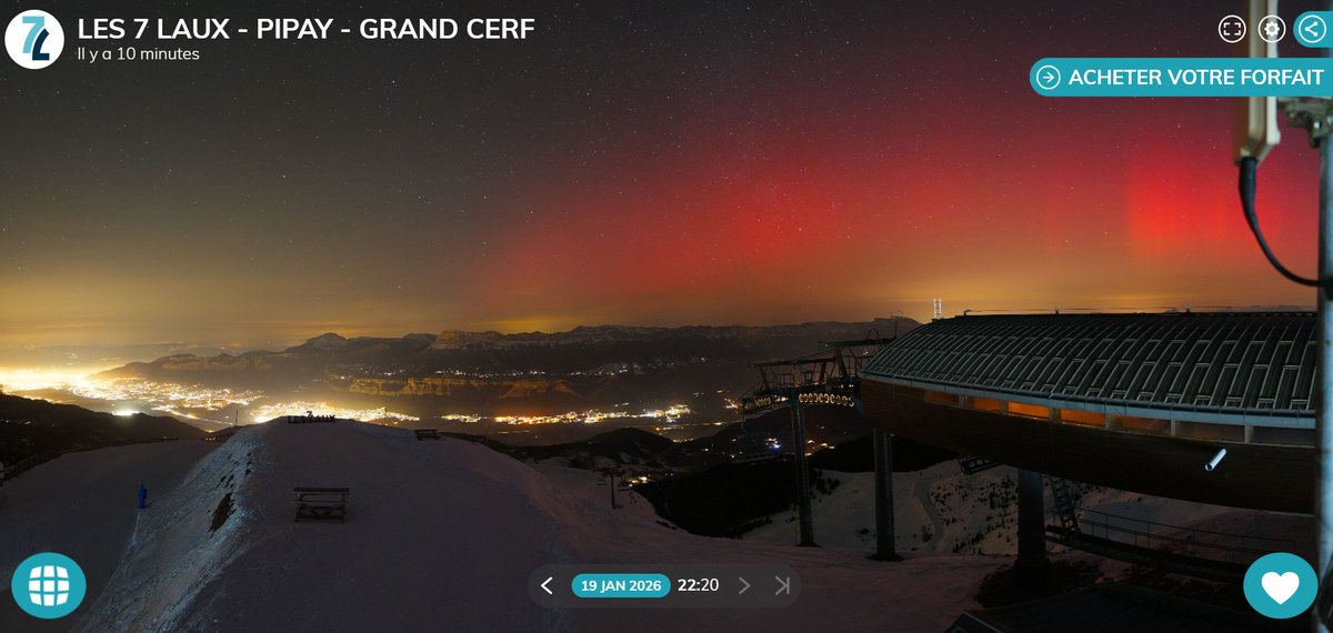 skaping's tweet photo. Aurores boréales en cours des #alpes à la #bretagne en passant par les #vosges
#france #webcams @skaping #auroresboreales 
@NWSSWPC @XploraSpace @MeteoExpress @meteofrance @FranceTV @RevelateursFTV @TF1 @Meteovilles https://t.co/vEGdp1zxiE