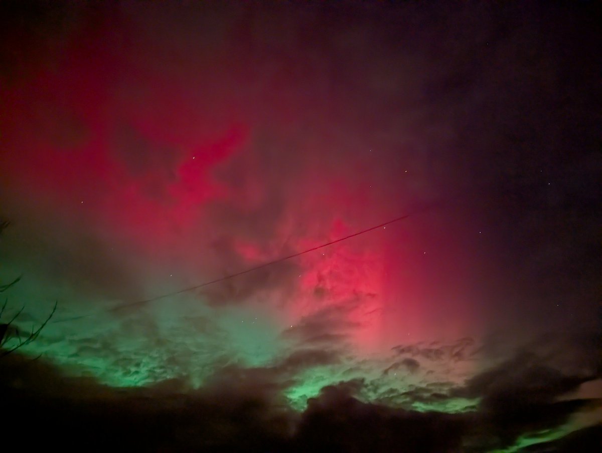 RedRiverCroft's tweet photo. One of the most awe-inspiring displays I've ever seen - the #NorthernLights just a short while ago.
The colours are exactly as we witnessed - vibrant, rich and profound. I am completely overwhelmed and utterly humbled.
#AuroraBorealis https://t.co/KRDZWntAKz