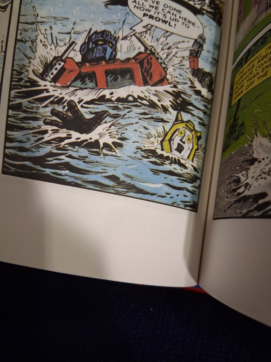 YaLass_Cass's tweet image. Bumblebee is so cool drawn like this you cant drown why you scared