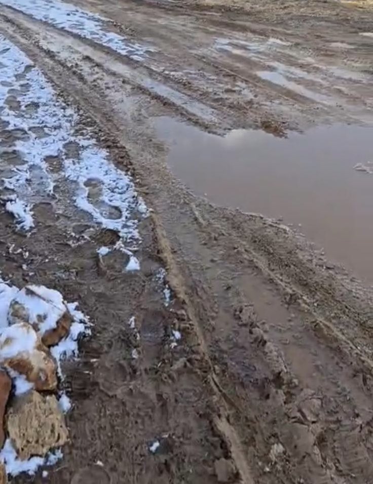 📌Şanlıurfa Hilvan ilçesi Yenimahalle’de yaşayan Deniz Bucak, yolların çamur ve bozuk olduğunu belirterek, Hilvan Belediyesi’nin vatandaşlar arasında ayrımcılık yaptığını söyledi ve yaşadıkları duruma tepki gösterdi. <a href="/Hilvanbeltr/">Hilvan Belediyesi</a>