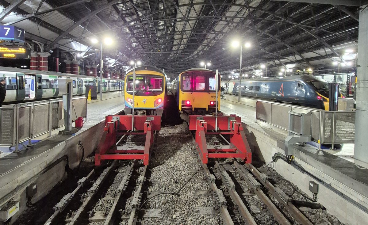 Westfield113594's tweet image. Early morning at Liverpool Lime Street on 17th January 2025 from left - 350 110, 185 139, 150 122 and 390 130 my pic
#class350 #Class185 #class150 #class390 #class390pendolino #LiverpoolLimeStreet