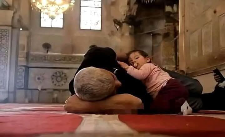 صورة نادرة للقائد المشتبك يحيى السـ.ـنوار وابنه ابراهيم في أحد مساجد خان يونس بقطاع غزة.