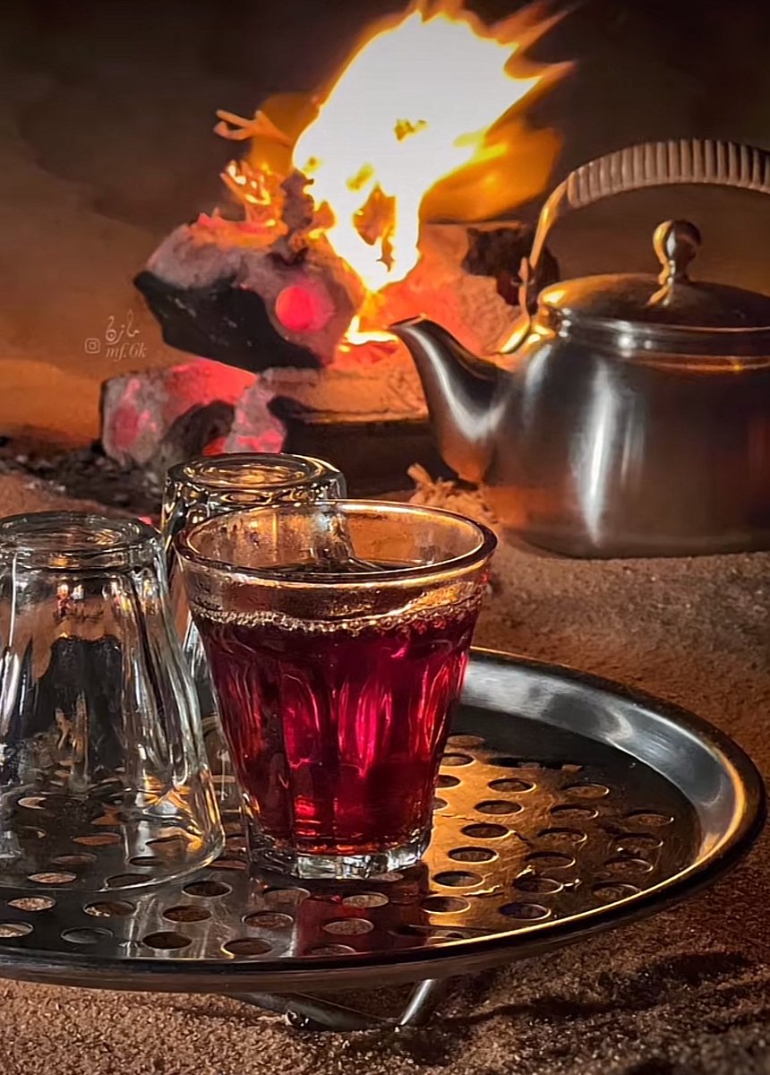 معلومه لاتهمك 

آني لما اشرب الچاي ماحط شقر بيه 

اسمك يمر طاريه وهو اللي يحليه 

           🌺♥️☕️🎶