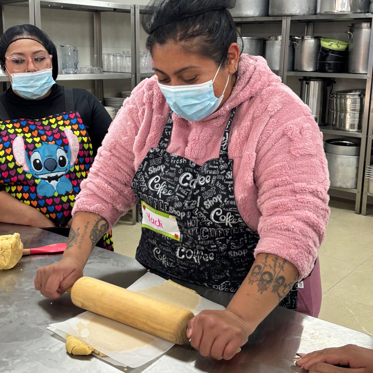 ANSeRiap's tweet photo. ¡Mucho más que una receta! 🍪
En los talleres #EnciendenEsperanza, las familias de nuestros pacientes con #CáncerInfantil transforman harina y azúcar en: ✅ Nuevos ingresos ✅ Terapia ocupacional ✅ Fortaleza para emprender.
¡Horneamos esperanza!🧡 
#ActitudNoMeRindo #CentroANSeR https://t.co/QTipx1dGNd