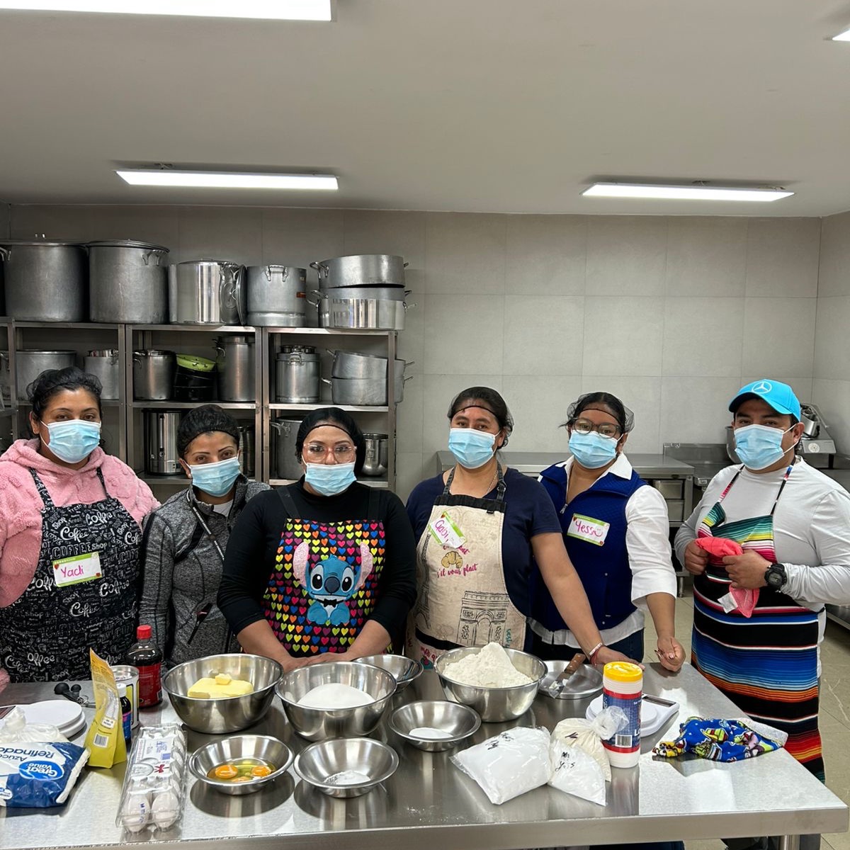 ANSeRiap's tweet photo. ¡Mucho más que una receta! 🍪
En los talleres #EnciendenEsperanza, las familias de nuestros pacientes con #CáncerInfantil transforman harina y azúcar en: ✅ Nuevos ingresos ✅ Terapia ocupacional ✅ Fortaleza para emprender.
¡Horneamos esperanza!🧡 
#ActitudNoMeRindo #CentroANSeR https://t.co/QTipx1dGNd