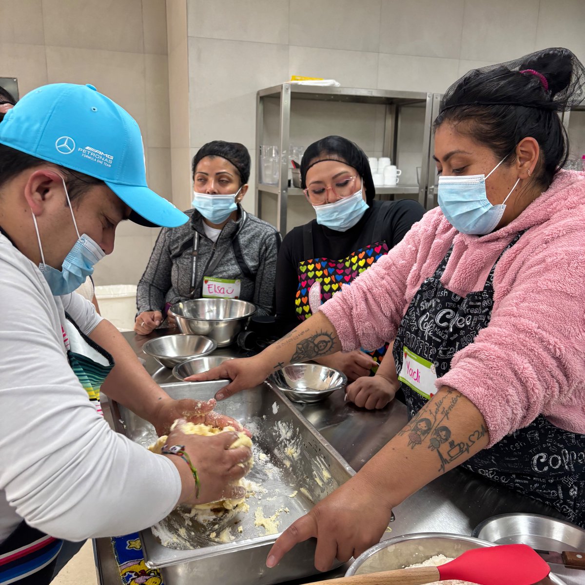 ANSeRiap's tweet photo. ¡Mucho más que una receta! 🍪
En los talleres #EnciendenEsperanza, las familias de nuestros pacientes con #CáncerInfantil transforman harina y azúcar en: ✅ Nuevos ingresos ✅ Terapia ocupacional ✅ Fortaleza para emprender.
¡Horneamos esperanza!🧡 
#ActitudNoMeRindo #CentroANSeR https://t.co/QTipx1dGNd