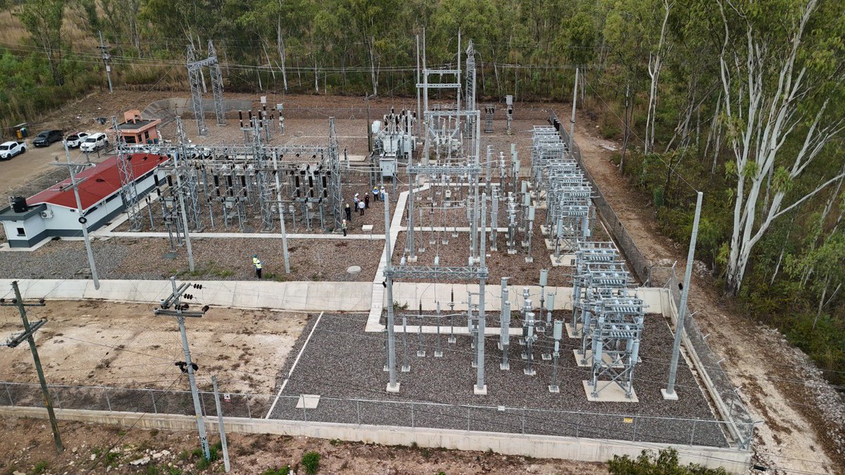 Hoy, en Casa Presidencial he rendido informe de gestión 2022-2025; procedo a enumerar algunos de los incontables logros ENEE : 

✅ La ley de energía o reforma energética permitió u el ahorro de 1,820 millones de lempiras en los 4 años bajando por decreto el cargo fijo en el MO a