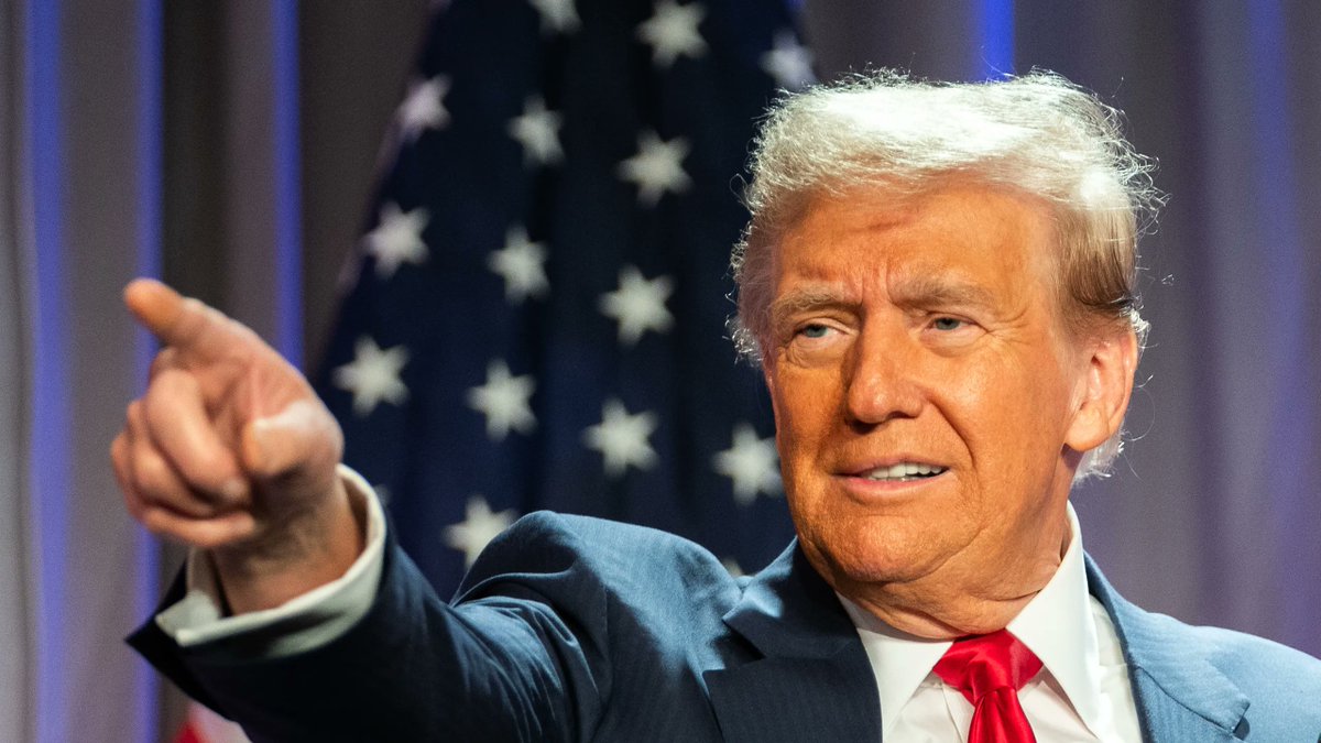 La campagna di demonizzazione di #Trump sta raggiungendo livelli mai visti, in Italia e in Europa. Di fronte a un tale accanimento (sui media è un pensiero unico) dobbiamo concludere che il Presidente Usa merita davvero un grande applauso. Vederli così furiosi è uno spettacolo.