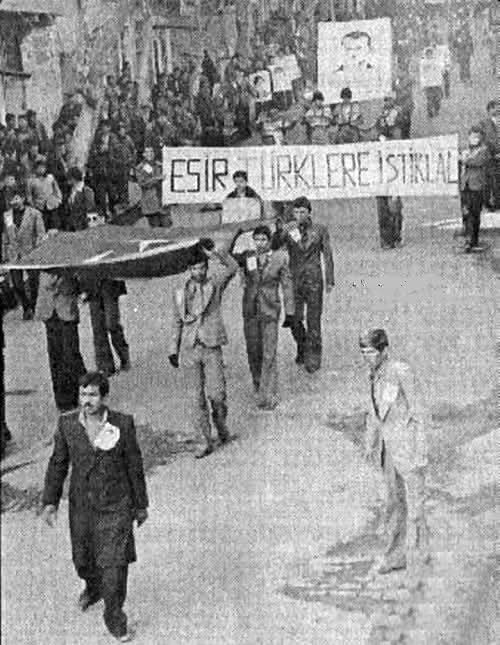 ismetdedem's tweet photo. Kahramanmaraş'ta katıldığımız 1975 lerde ilk Esir Türklere istiklal yürüyüşümüz https://t.co/fNxiH1EtpV