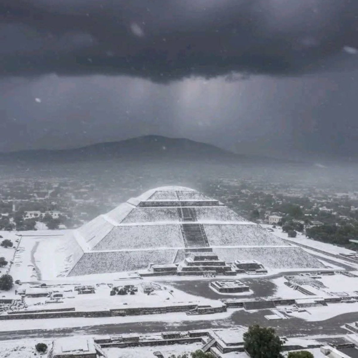 Como si necesitáramos más señales que el mundo se va a acabar: #Teotihuacan amanece así.