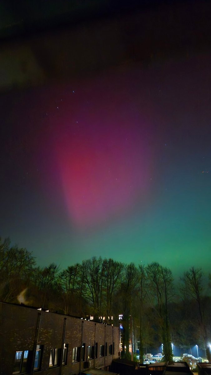 Hoe mooi is dit! Gewoon uit ons slaapkamerraam in #Emmen #noorderlicht Ik heb dit nog nooit zo goed waargenomen in Nederland!