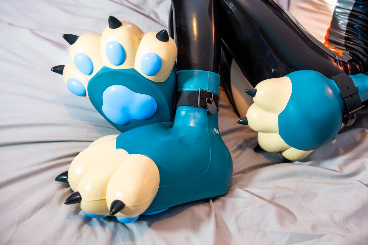 Been messing around with <a href="/pumpld/">Pumpland</a>  inflatable silicone paws lately.
Clean shape, comfy feel, and they fit perfectly with a rubber furry look 🐾🖤

📷 Tihmouse

If you’re thinking about grabbing some: $20 off $200+ with code dokuta.
#furry #rubberfurry #inflatablepaws #pumpland