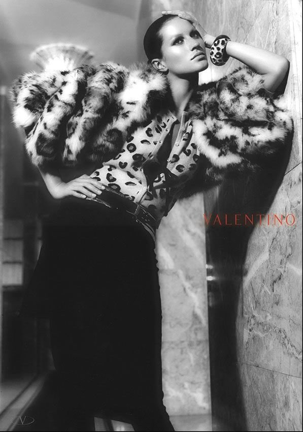 barnhillls's tweet image. miss bündchen for the valentino fall 2004 campaign, photographed by mario testino