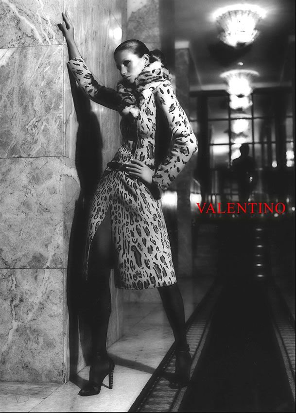 barnhillls's tweet image. miss bündchen for the valentino fall 2004 campaign, photographed by mario testino