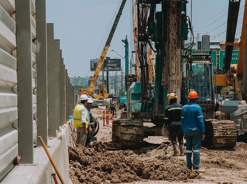 La construcción del paso elevado en la avenida del Bombero avanza conforme a lo planificado. 

Ya se culminó la etapa de pilotaje y se inició la edificación de las pilas, estructuras verticales que funcionarán como columnas y darán soporte a esta obra clave para mejorar la