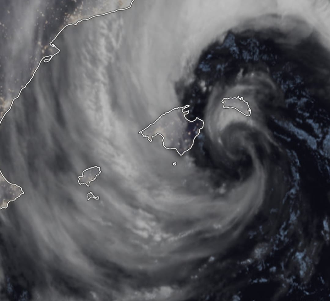 La borrasca Harry en aquests moments. Recorda a un quadre de Van Gogh, quina bellesa.
Avui dia passat per aigua, demà les 🌧️ començaran cap a les 9h fins les 21h, amb forts vents de gregal i tramuntana.
Per veure les quantitats de 🌧️, pitja l'enllaç 👇
whatsapp.com/channel/0029Vb…