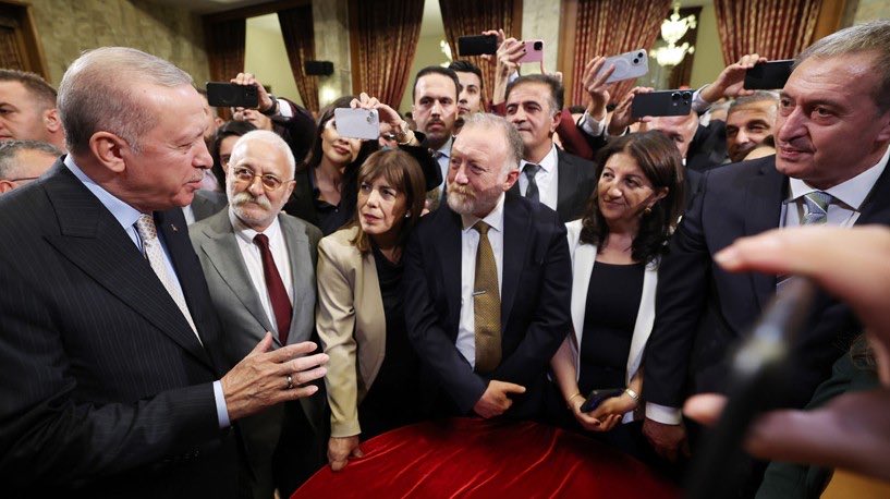 Tarih tekerrür etmedi mi? Eyy çözüm sürecini unutanlar (PKK) ikna edip silah bırakmaya davet edenler..! Nasılda güçlendiler ve tekrardan ürediler. 
Soruyoruz şimdi size katledilerek öldürülen kardeşlerimizin hesabını. Kürdün meclistede kimsesi yok. #DefendRojava