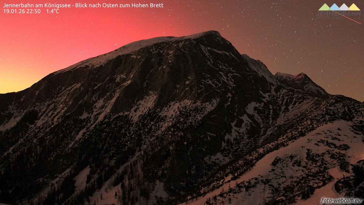 Gewitterjaeger's tweet photo. Auch die Alpen glühen! Jetzt allerdings im kräftigen Rot und Grün. Irre schön! 🏔️

#Polarlichter #Alpen #Aurora 
https://t.co/C3YeOYoRb7 https://t.co/6vAdfg8UlP