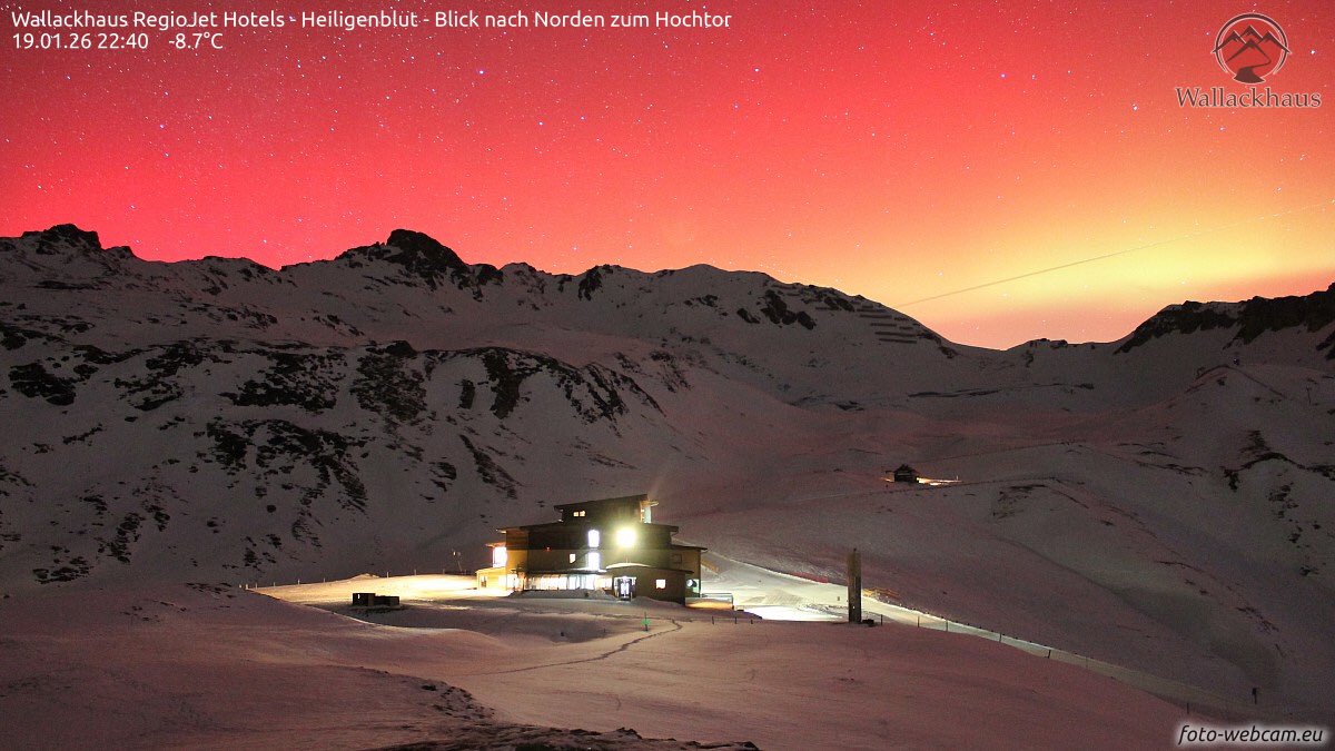 Gewitterjaeger's tweet photo. Auch die Alpen glühen! Jetzt allerdings im kräftigen Rot und Grün. Irre schön! 🏔️

#Polarlichter #Alpen #Aurora 
https://t.co/C3YeOYoRb7 https://t.co/6vAdfg8UlP