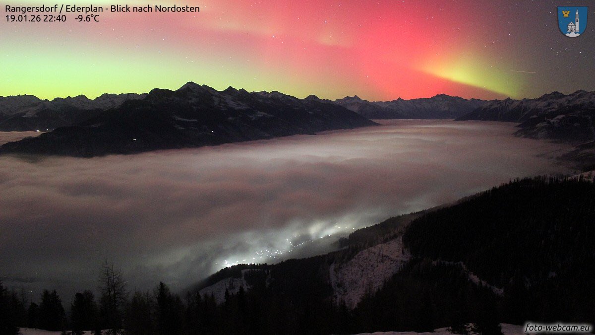 Gewitterjaeger's tweet photo. Auch die Alpen glühen! Jetzt allerdings im kräftigen Rot und Grün. Irre schön! 🏔️

#Polarlichter #Alpen #Aurora 
https://t.co/C3YeOYoRb7 https://t.co/6vAdfg8UlP