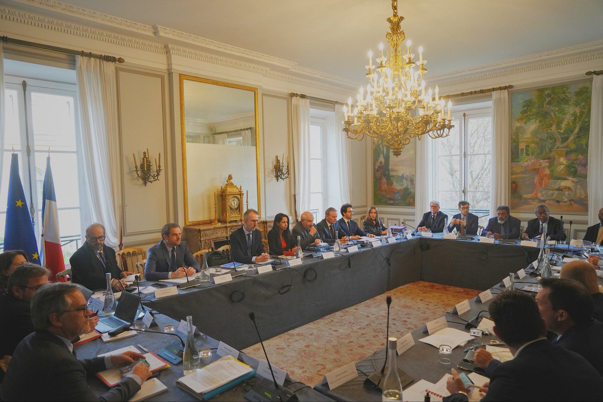 Ce soir, l’accord Élysée–Oudinot a été signé.

Après plusieurs jours de travail approfondi et de discussions franches entre les partenaires calédoniens, un accord global a été trouvé. Ce n’était ni évident, ni acquis. Il fallait de la responsabilité, de l’écoute et une volonté